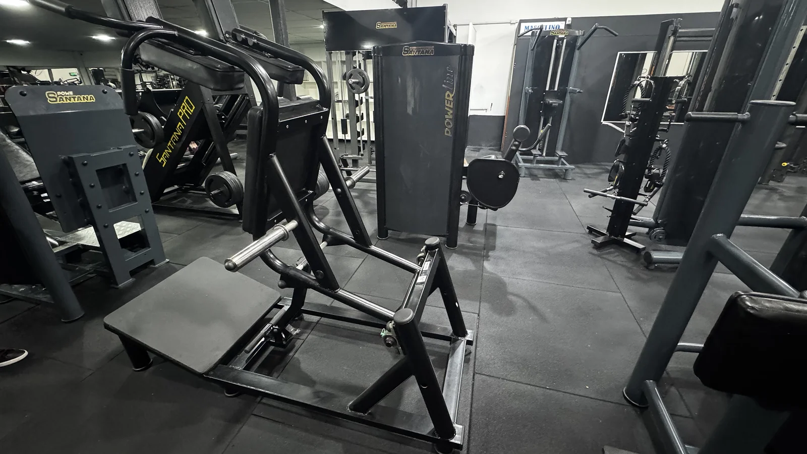 Máquinas Santana Fitness na área de musculação da Styllus