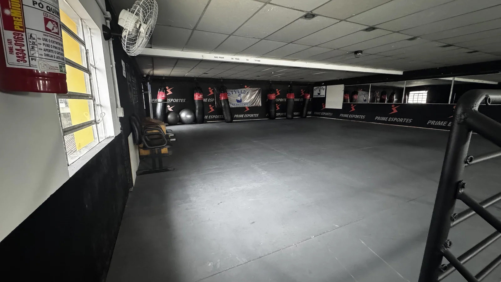 Sala ampla de atividades da Styllus Fitness Center